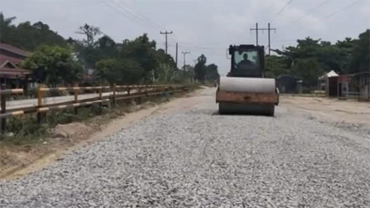 Pekerjaan perbaikan ruas jalan provinsi di Kabupaten Rokan Hilir oleh dinas PUPR Riau. Ft PUPR Riau