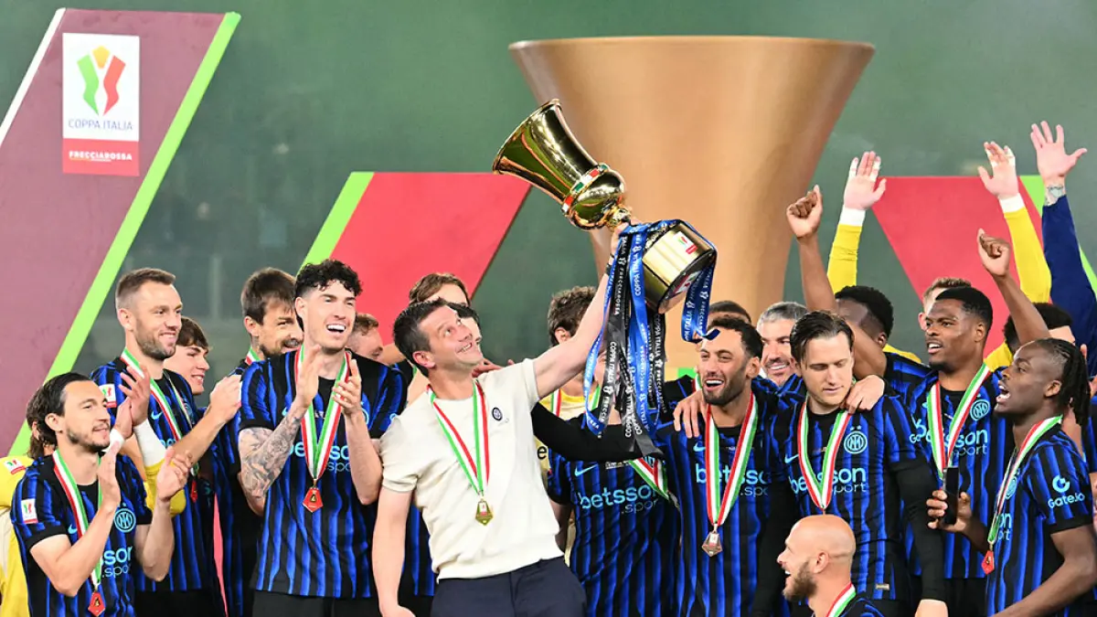  Pelatih kepala Inter Milan Cristian Chivu mengangkat trofi Piala Italia (Coppa Italia) merayakan kemenangan Inter Milan atas Lazio di Stadion Olimpiade di Roma, Kamis (14/6/2026).  (Alberto PIZZOLI/AFP)