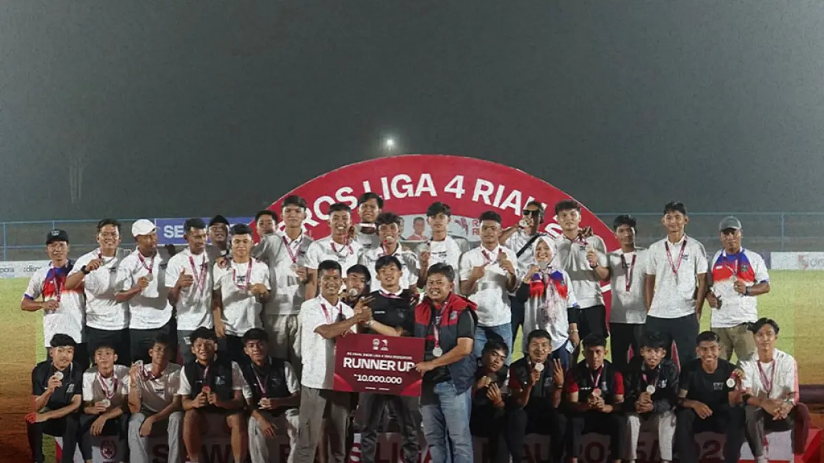 Pemain EBR United FC saat menerima  hadiah sebagai  runner up pada kompetisi Liga 4 Riau musim 2025-2026 di Stadion Mini Hang Tuah Pekanbaru, beberapa waktu lalu. (EBR United FC untuk riau pos)
