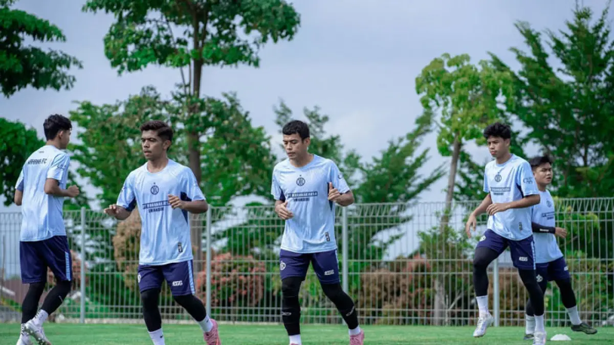 Pemain Wahana FC melakukan pemanasan di Lapangan Wahana Jalan Air Hitam Pekanbaru. (Wahana FC untuk Riaupos.co)