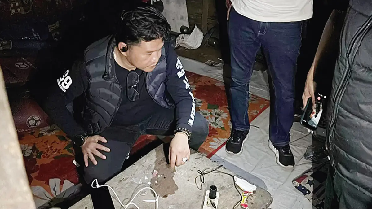 Petugas berhasil mengamankan barang bukti berupa lima paket kecil sabu serta satu pecahan pil ekstasi yang diduga siap edar di kafe tenda biru Jalan SM Amin, Pekanbaru, Rabu (13/5/2026) malam. (Polresta Pekanbaru)