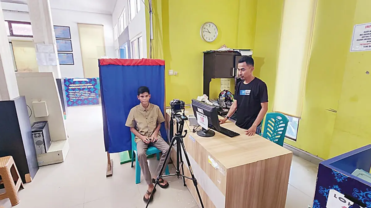 Petugas Dinas Kependudukan dan Pencatatan Sipil (Disdukcapil) Kabupaten Inhu memberikan pelayanan adminduk kepada warga pada hari libur peringatan Kenaikan Isa Al Masih, Kamis (14/5/2026). (Disdukcapil Inhu)