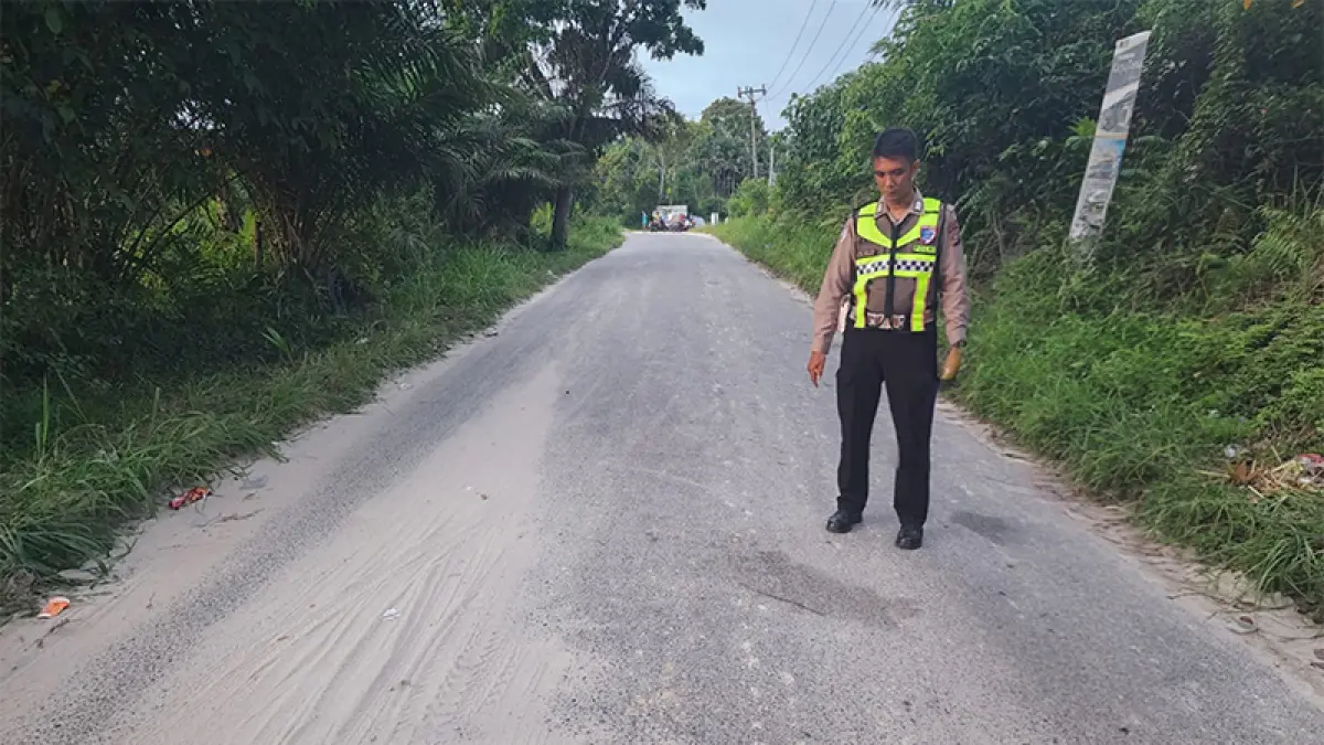Petugas saat melakukan olah TKP di lokasi kecelakaan lalu lintas di Jalan Sri Palas, Kecamatan Rumbai Barat, Kamis (14/5/2026). (Satlantas Polresta Pekanbaru)
