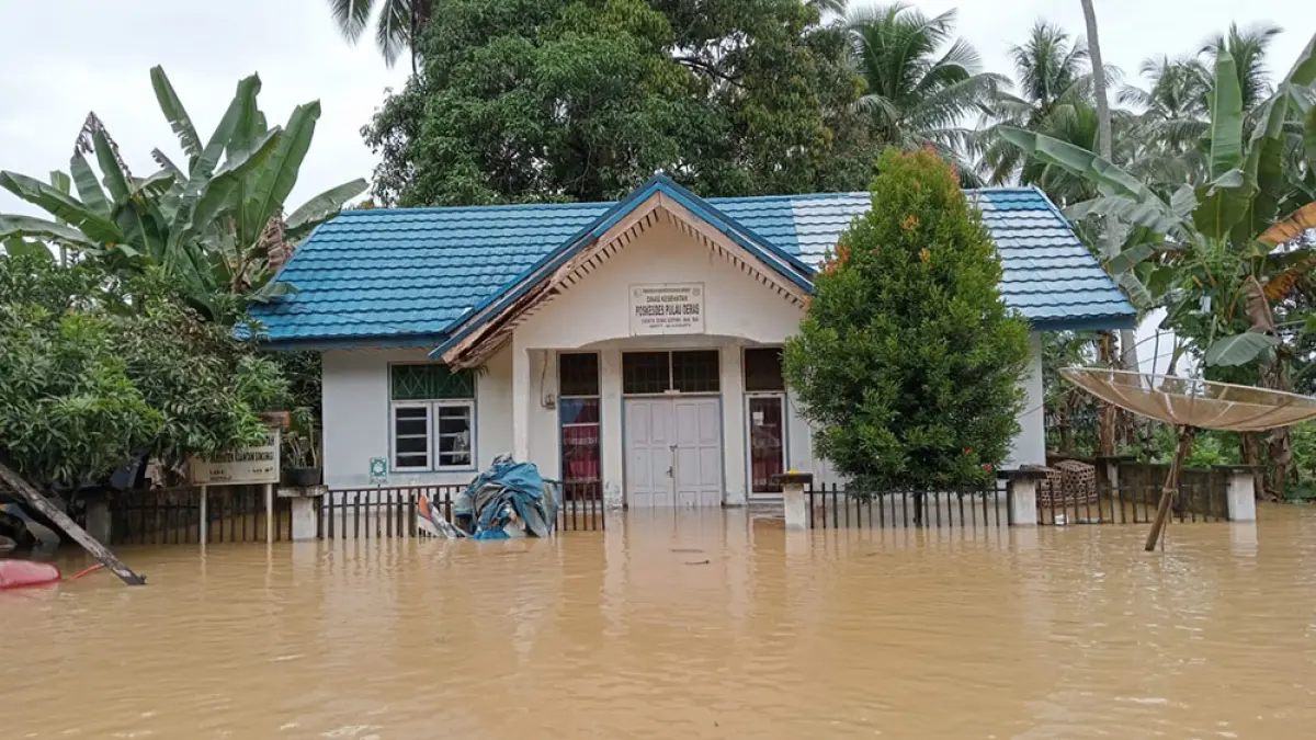 Pos Kesehatan Desa Pulau Deras, Kecamatan Pangean, Kabupaten Kuantan Singingi, terendam banjir akibat luapan air Sungai Kuantan, Kamis (14/5/2026). (KECAMATAN PANGEAN UNTUK RIAU POS)