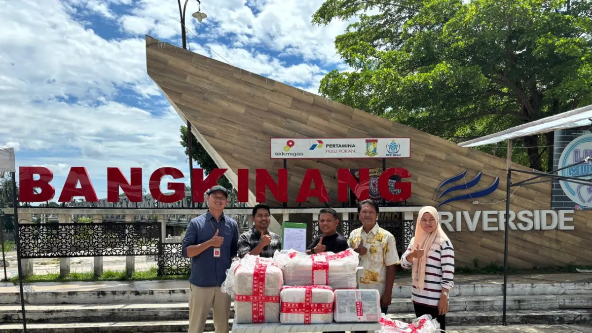 PT EMP Energi Gandewa menyerahkan peralatan pendukung usaha coffee shop di kawasan Bangkinang Riverside kepada HIPMI Kampar.