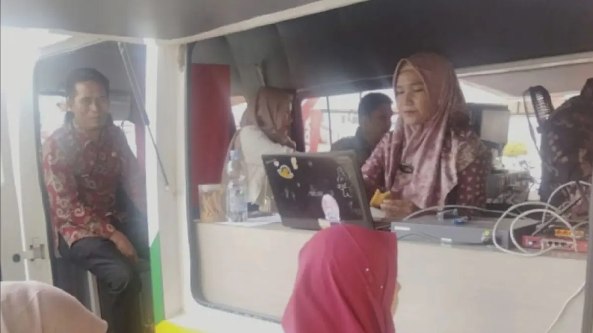 Sejumlah warga mengurus kebutuhan adminduk dengan memamfaatkan program pelayanan Dukcapil Prima yang digelar Disdukcapil Rohul di Pasar Modern Pasirpengaraian, Jumat (15/5/2026). (Disdukcapil Rohul untuk Riaupos.co)