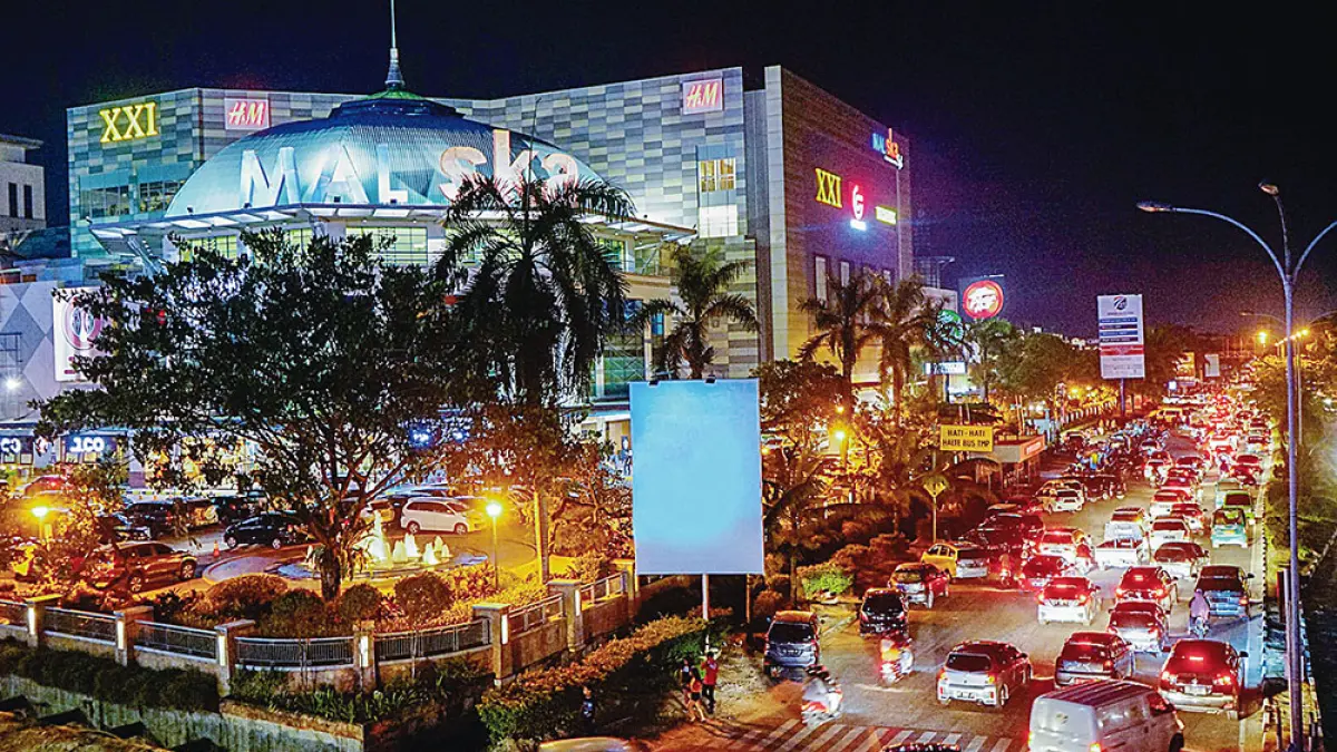 Suasana Mal SKA di waktu malam hari, baru-baru ini. Pusat perbelanjaan ini menjadi pilihan masyarakat dan ramai  dikunjungi. (MHD AKHWAN)