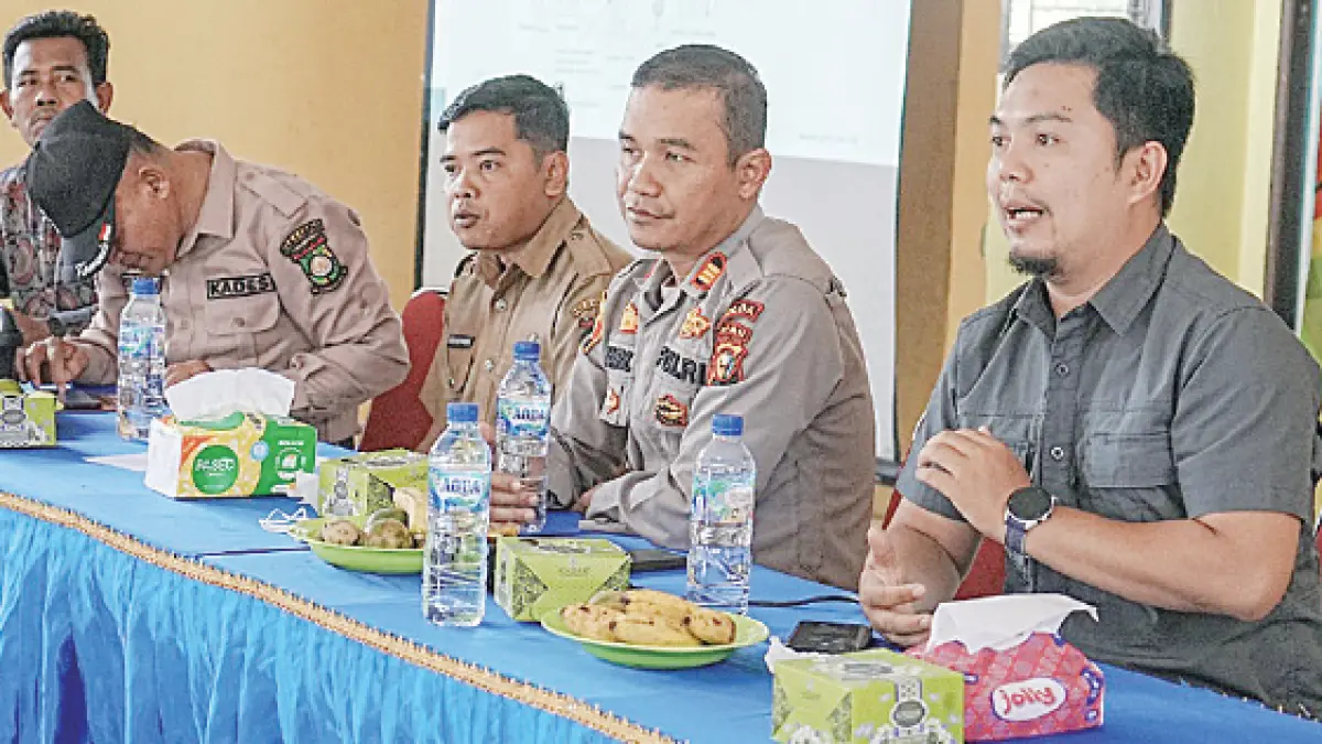 Team Leader Perizinan dan Pertanahan PT PLN ( Persero) UPP Sumbagteng 1 Kurniawan Akbar (kanan) memberi penjelasan saat sosialisasi, Selasa (12/5/2026).