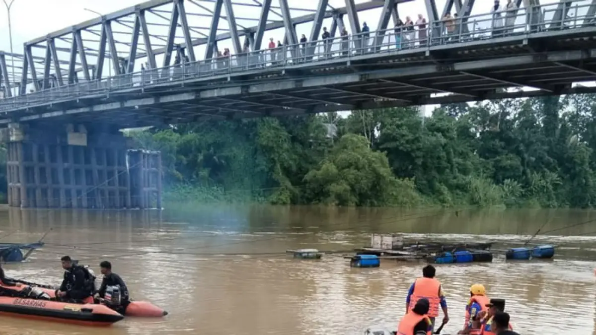 Tim gabungan bersama masyarakat masih terus melakukan pencarian terhadap Rahmadani (13), remaja yang dilaporkan tenggelam saat mandi di Sungai Kampar, Desa Empat Balai, Kecamatan Kuok, Kabupaten Kampar, Jumat (15/5/2026).(BPBD Kampar untuk Riaupos.co)