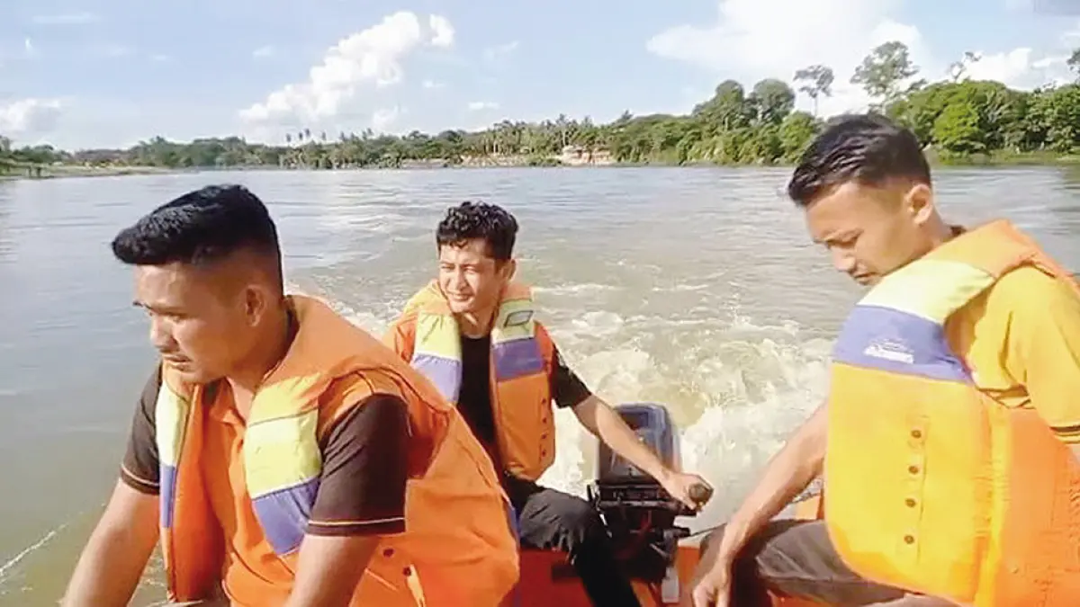 Tim Satgas TRC BPBD Kabupaten Kampar menyusuri sungai mencari seorang remaja yang tenggelam di Sungai Kampar, Kamis (14/5/2026). (BPBD Kabupaten Kampar)