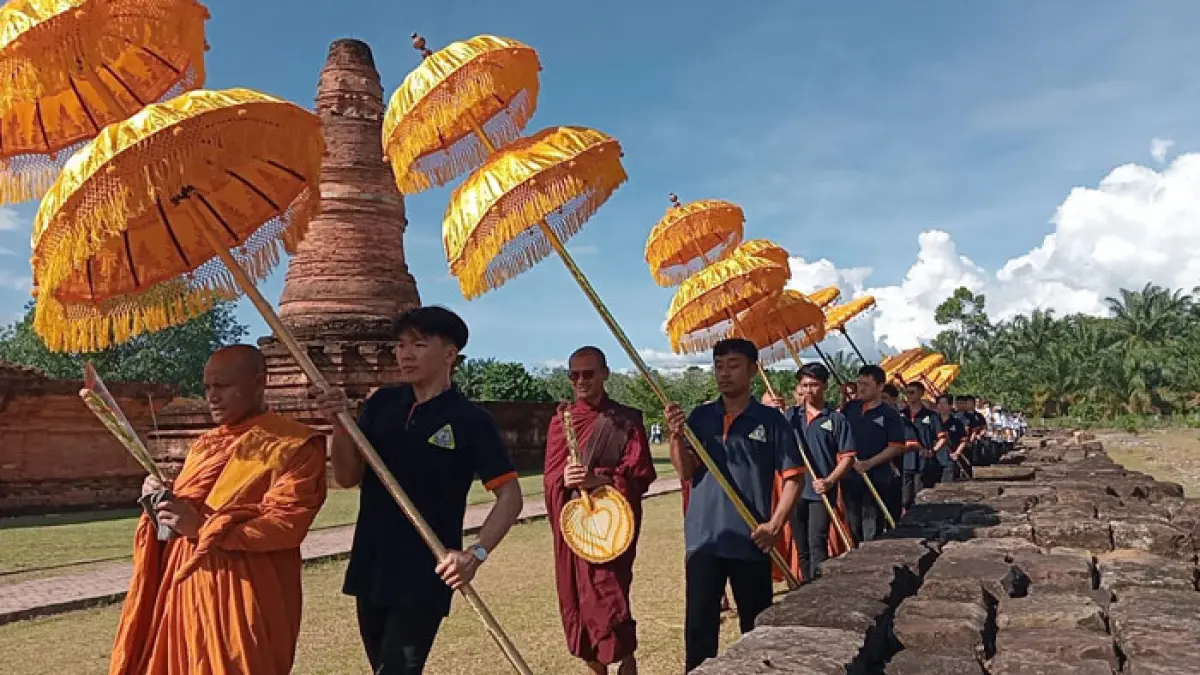Umat Buddha menjalani Pradaksina Dharmayatra di pelataran candi muara takus Kampar, Kamis (14/5/2026) sore. (Prapti Dwi Lestari/Riaupos.co)