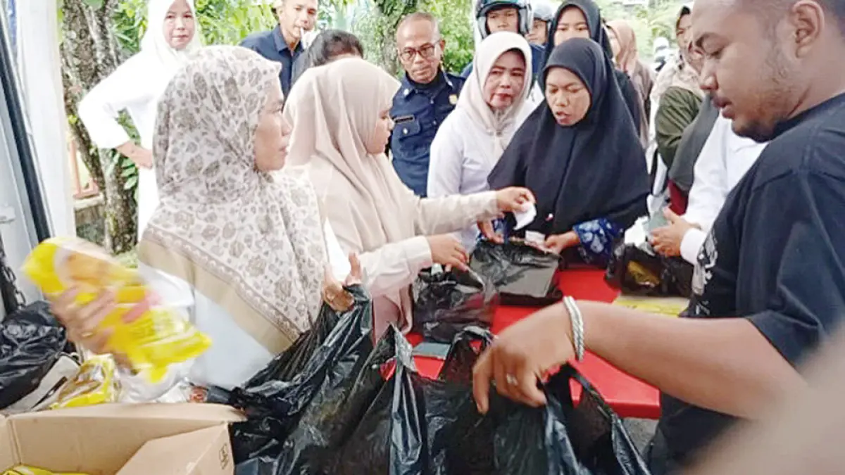 Warga berdesakan untuk mendapatkan Minyakita dan beras SPHP dengan harga murah dalam Gerakan Pangan Murah yang digelar Dinas Ketahanan Pangan Bengkalis bekerja sama dengan Bulog Bengkalis di Jalan Antara, Bengkalis, Rabu (13/5/2026). (Abu kasim)