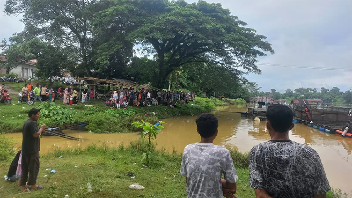 Warga memadati lokasi pencarian remaja yang tenggelam di Sungai Kampar, tepatnya di bawah Jembatan Pasar Kuok, Kabupaten Kampar, Jumat (15/5/2026). Warga untuk Riaupos.co

