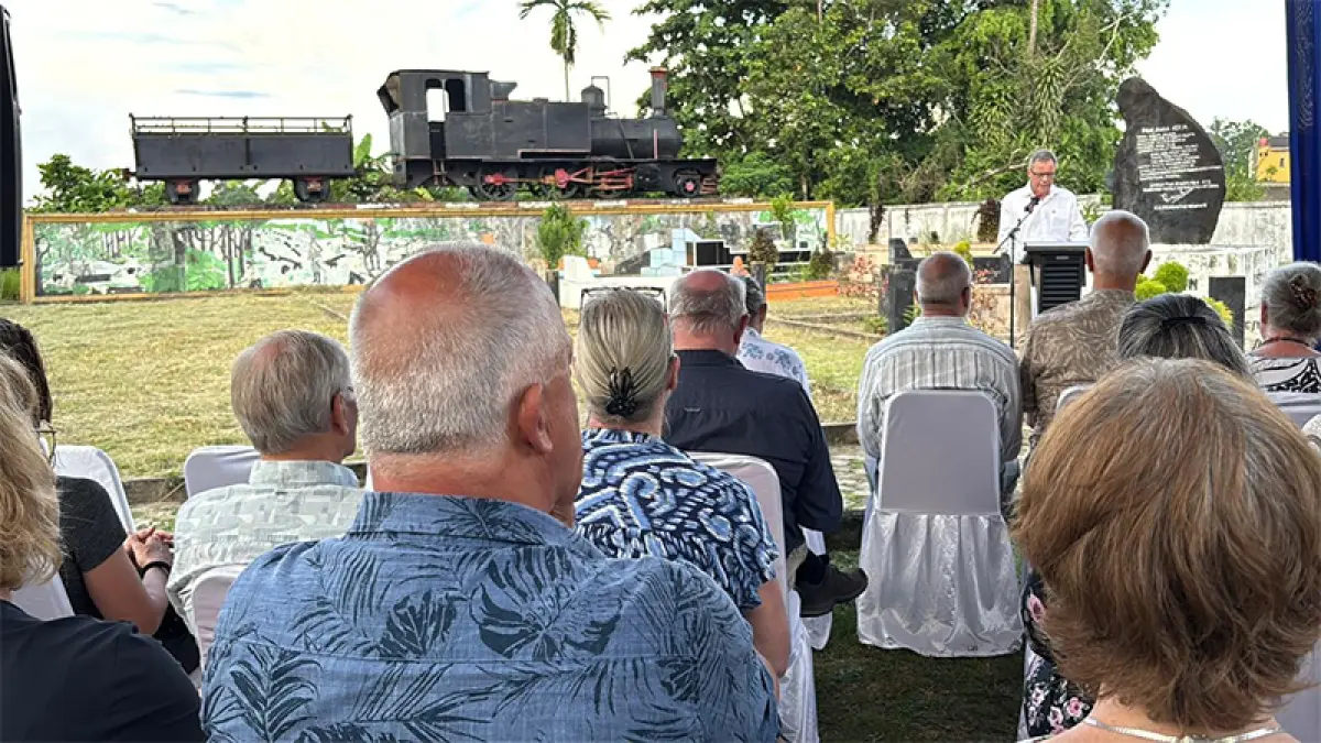 32 warga Belanda foto bersama di Tugu Romusha Pahlawan Kerja dan Lokomotif Esslingen di Jalan Kharuddin Nasution, Kecamatan Marpoyan Damai, Kota Pekanbaru, Kamis (14/5/2026).(ISTIMEWA)