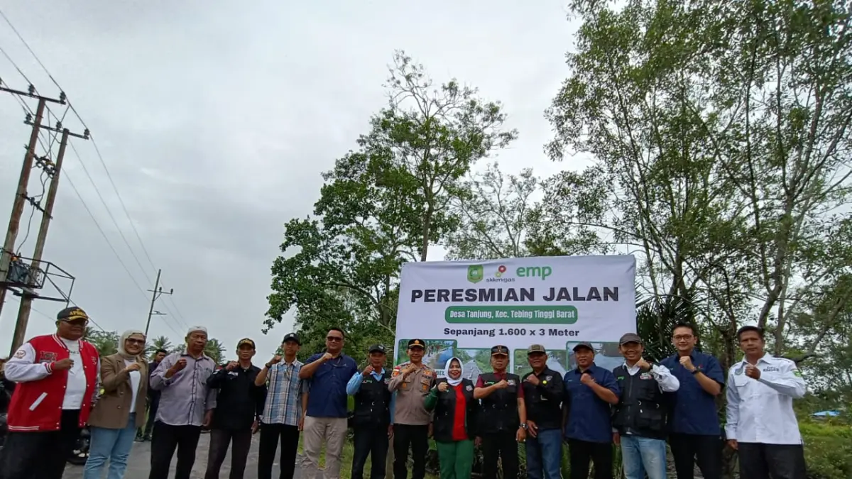 Bupati Kepulauan Meranti, AKBP (Purn) H Asmar, meresmikan jalan akses menuju destinasi wisata Telaga Air Merah, Sabtu (16/5/2026), yang dibangun oleh PT Imbang Tata Alam.