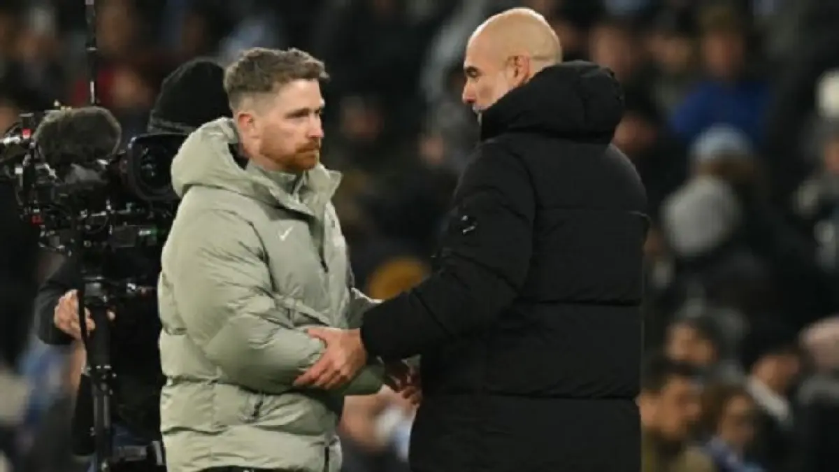 Calum McFarlane memimpin Chelsea meraih hasil imbang melawan Manchester City awal musim ini. McFarlane akan memimpin Chelsea untuk menghadapi Man City pada final Piala FA, Sabtu (16/5/2026). (Oli SCARFF / AFP via Getty Images)