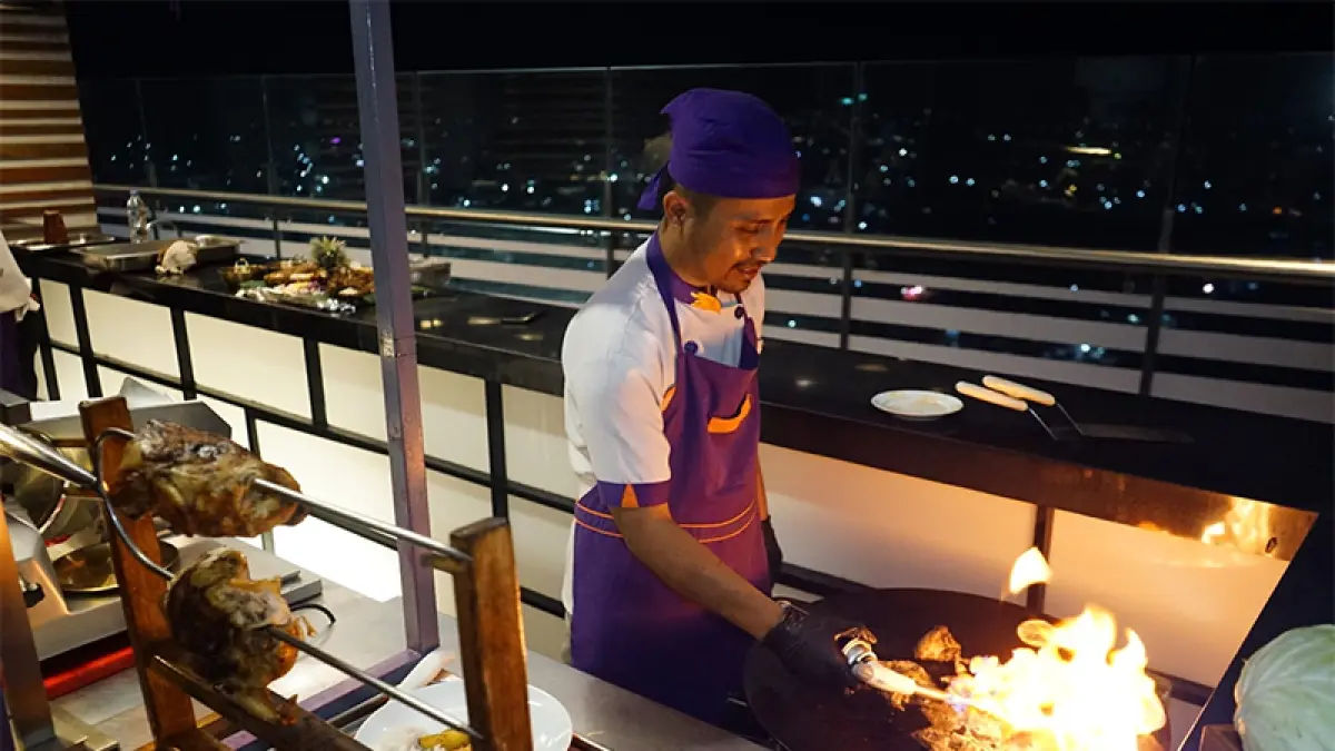Chef Fox Hotel Pekanbaru Erik live Cooking grill saat peluncuran Sky Grill Social Night All You Can Meat Experience di area Sky Pool Lantai 15 Fox Hotel Pekanbaru, Sabtu (16/5/2026). (ISTIMEWA)
