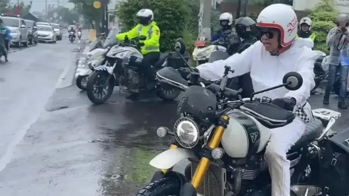 Gubernur Jawa Barat Dedi Mulyadi menggunakan motor besar saat melalukan pengecekan hasil pembangunan jalan provinsi, Februari lalu. (Pojoksatu.id)
