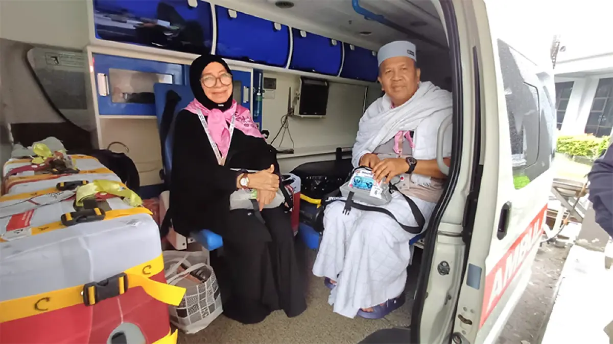 Jemaah haji asal Kota Pekanbaru, Fakhriadi Syamsuddin Karanin bersama pendampingnya, Jermi Yurnalis Sudin, resmi diberangkatkan ke Arab Saudi, Sabtu (16/5/2026). (Istimewa)
