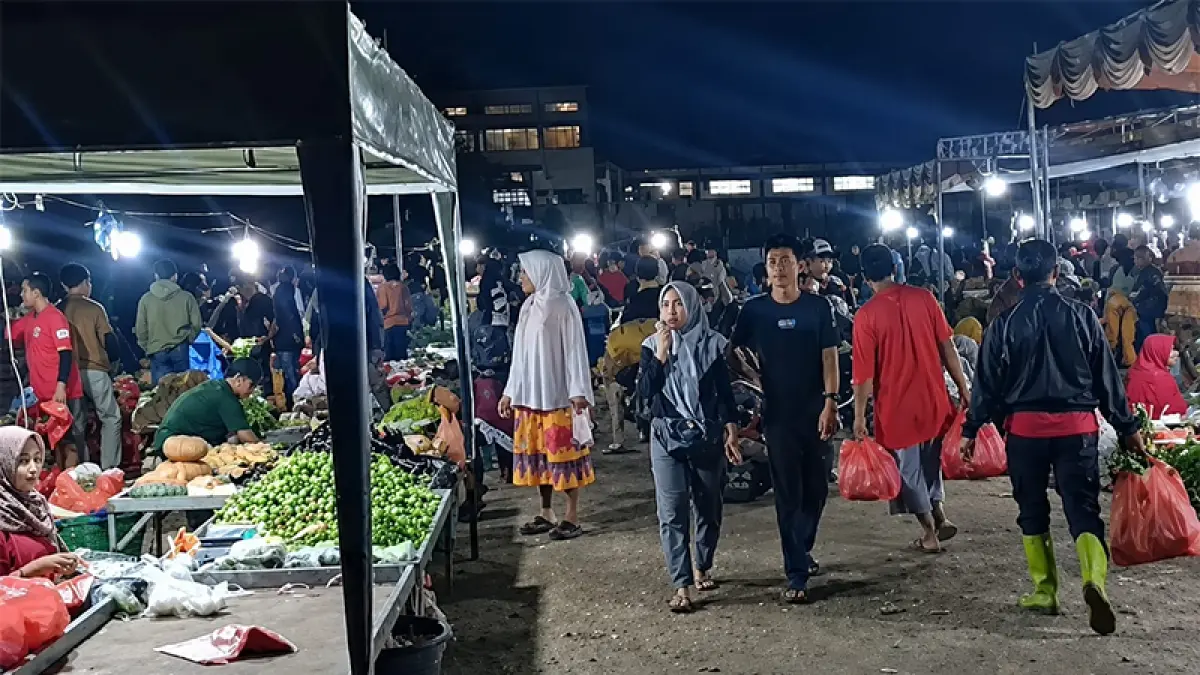 Masyarakat antusias belanja di TPS Pasar Subuh kawasan Lapangan Gajah Mada Tembilahan, Sabtu (16/5/2026).(Istimewa)