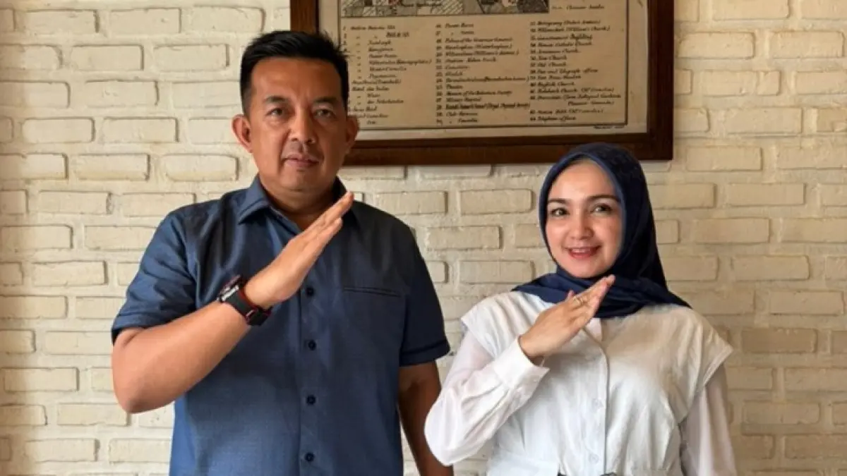 Owner PT Rukun Raya Riezka Rahmatiana yang juga menjabat Ketua Umum Asosiasi Pengusaha dan Pengelola Makan Bergizi Gratis Indonesia Wilayah Jawa Barat foto bersama Sekretaris Daerah Kabupaten Indragiri Hulu Zulfahmi Adrian, Jumat (15/5/2026). (Istimewa)