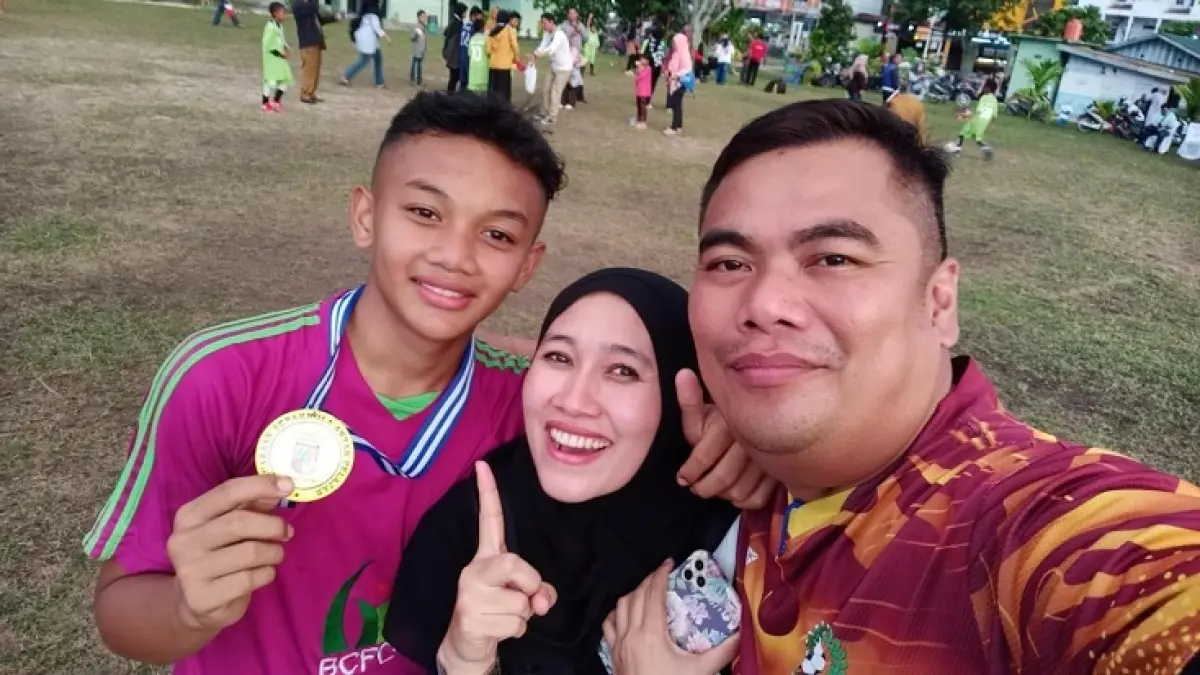 Rizuqy Al-Faiq Bianka Simaremare dinyatakan lulus sebagai calon siswa SMA Taruna Nusantara Tahun Ajaran 2026/2027 foto bersama kedua orang tuamya. (Keluarga untuk Riaupos.co)