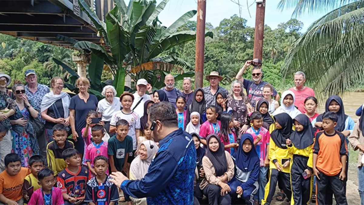 Rombongan warga Belanda, Sabtu (16/5/2026) disambut warga saat datang ke Desa Koto Kombu Kecamatan Hulu Kuantan. (ISTIMEWA)