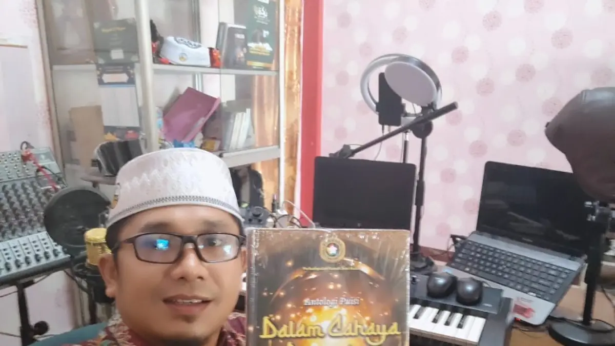 Ronaldo Rozalino memperlihatkan buku antologi puisi Dalam Cahaya Ramadan yang ditulisnya bersama 183 orang penulis lainnya, Sabtu (16/5/2026). (Desriandi  Candra/Riaupos.co)