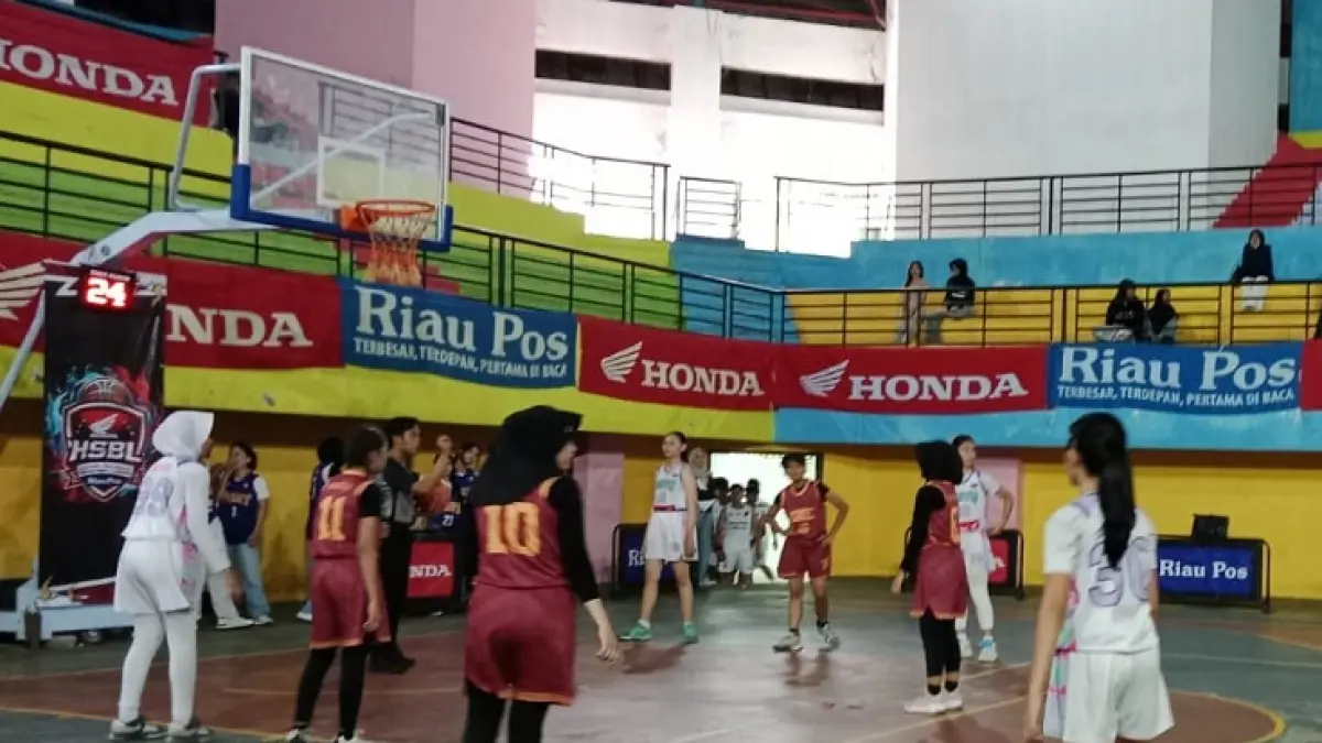 SMAN 1 Telukkuantan (kostum putih) berhadapan dengan tim putri SMAN 1 Kuantan Mudik dalam laga semifinal Riau Pos-HSBL Series Kuansing 2026, Jumat (15/5/2026) sore di GOR A Sport Center Kuansing. (Desriandi Candra/Riaupos.co)