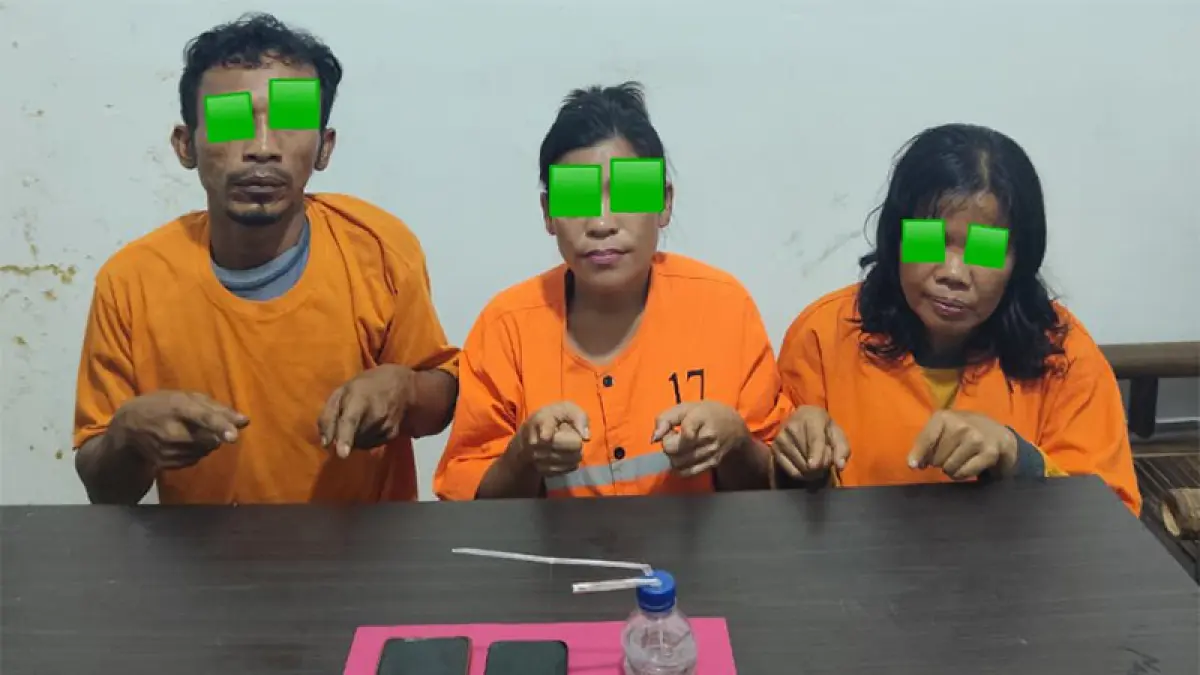 Tiga dari delapan pelaku yang ditangkap dalam satu malam oleh Tim Opsnal Polsek Pinggir saat diamankan, Sabtu (16/5/2026). (ISTIMEWA)
