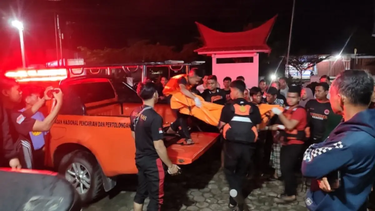 Tim BPBD Kabupaten Kampar bersama warga mengevaluasi jenazah bocah Rahmadani (13) ke rumah duka di Desa Lereng, Kecamatan Kuok, Kabupaten Kampar, Jumat (15/5/2026). (BPBD untuk Riaupos.co)