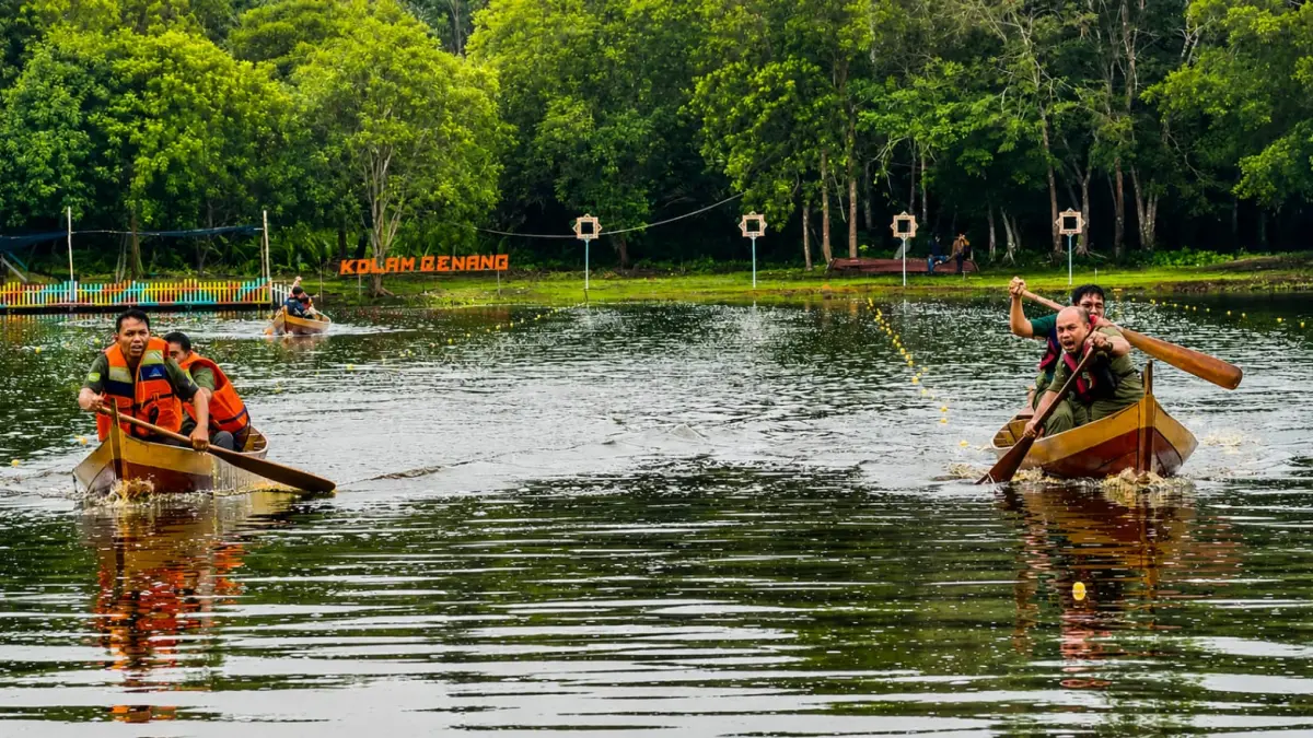 Lomba pacu sampan tradisional memeriahkan Festival Telaga Air Merah 2026 di Desa Tanjung, Kepulauan Meranti, Sabtu (16/5/2026). Festival yang didukung PT ITA itu menjadi bagian dari promosi digital desa wisata untuk mendorong kunjungan wisatawan dan ekonomi masyarakat.