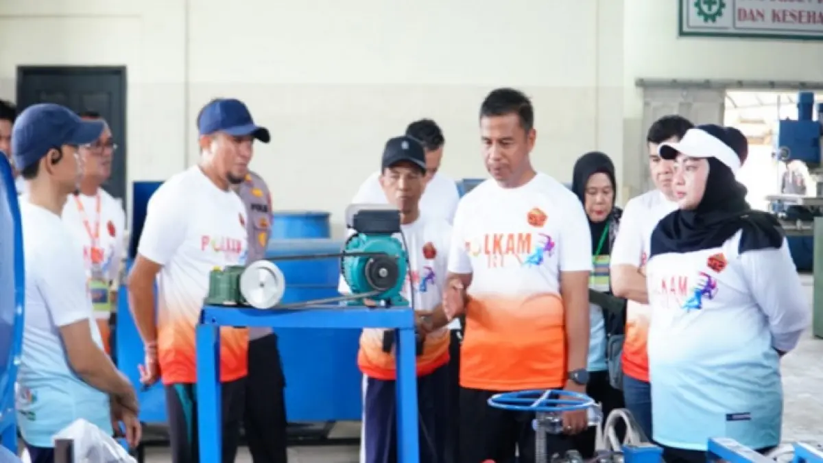 Bupati Kampar Ahmad Yuzar saat meninjau workshop Politeknik Kampar (Polkam) di Desa Batu Belah, Kecamatan Kampar, Ahad (17/5/2026). (Diskominfo untuk Riaupos.co)