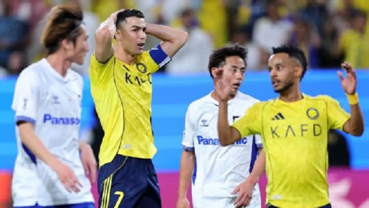 Cristiano Ronaldo bereaksi saat kekalahan Al Nassr dari Gamba Osaka di final Liga Champions AFC 2. (Abdullah Ahmed/Getty Images)