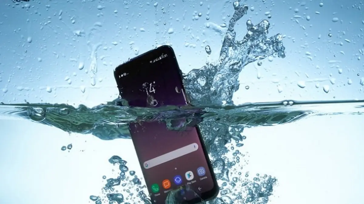 ilustrasi handphone yang jatuh ke air.(Freepik)