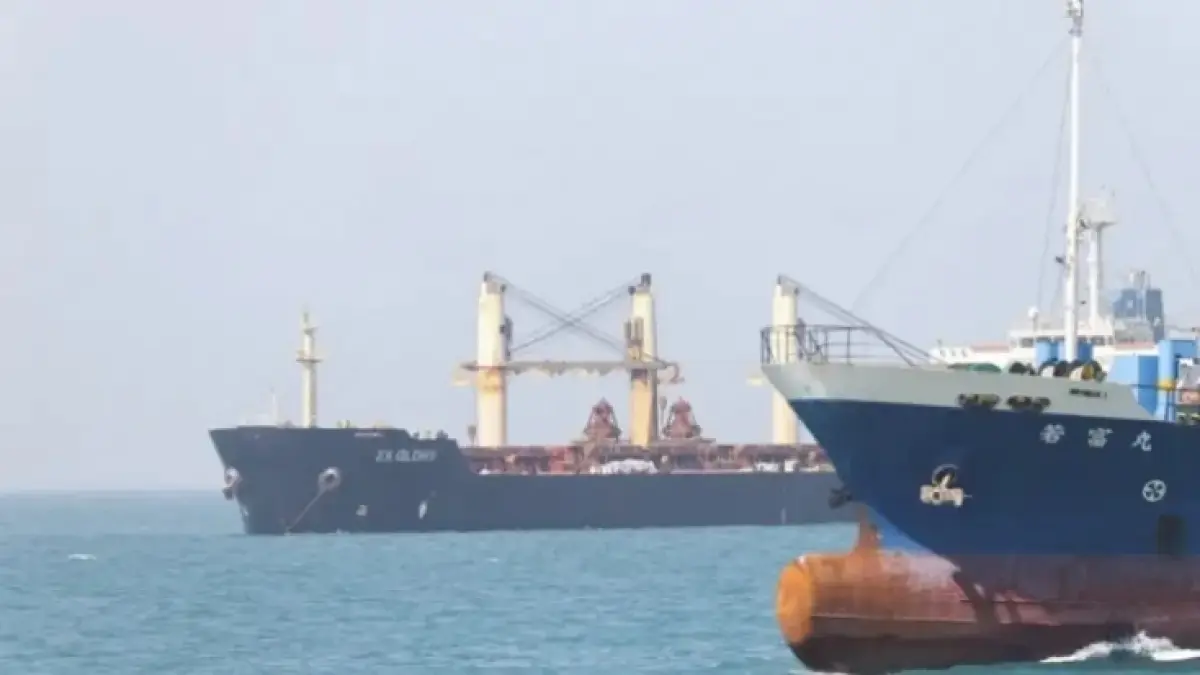 Kapal di Selat Hormuz, dekat Bandar Abbas, Iran. Penutupan Selat Hormuz, jalur perdagangan minyak dunia, telah memicu krisis energi di sejumlah negara. (Al-Jazeera) 