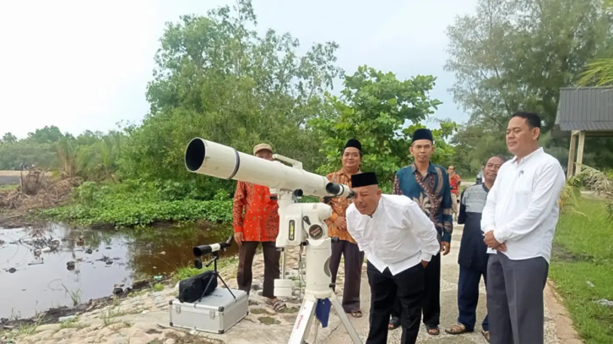 Kepala Kanwil Kemenag Riau, Muliardi saat melakukan pemantauan rukyatul hilal awal Dzulhijjah 1447 H di Pantai Selatbaru, Kecamatan Bantan, Kabupaten Bengkalis. (Istimewa)