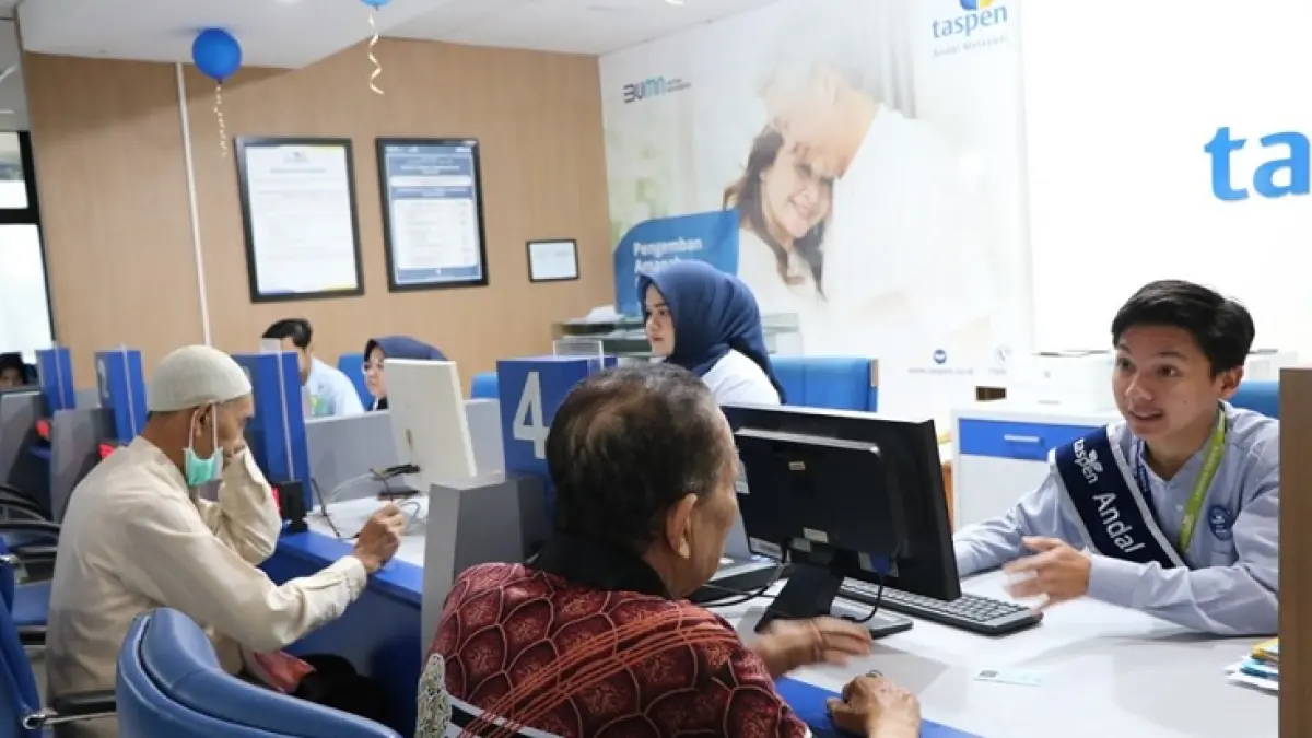 Para pegawai PT TASPEN Pekanbaru saat memberikan pelayanan kepada nasabah, belum lama ini. (PT TASPEN untuk Riau Pos)