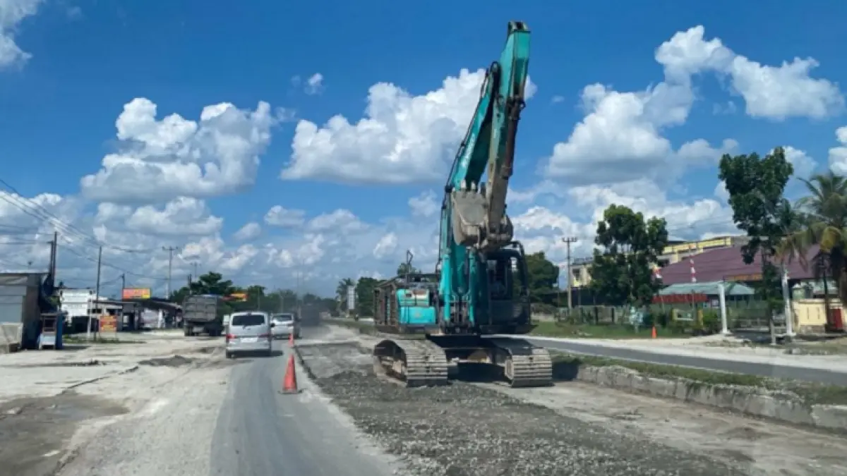 Perbaikan ruas jalan Pekanbaru-Padang oleh BPJN Riau untuk menjaga fungsional jalan lintas tersebut. (BPJN Riau)