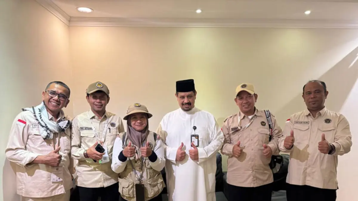 Pihak AlBait guests serahkan gelang Armuzna ke petugas haji. (Istimewa)