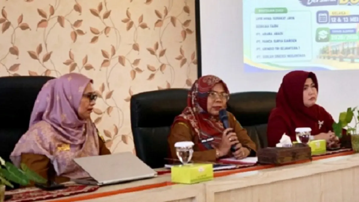 Plt Kepala SMKN Pertanian Terpadu Pekanbaru Elvita Herasanty SIP MPd (tengah) saat membuka kegiatan penyelarasan kurikulum, Selasa (12/5/2026). (SMKN Pertanian untuk Riau Pos)