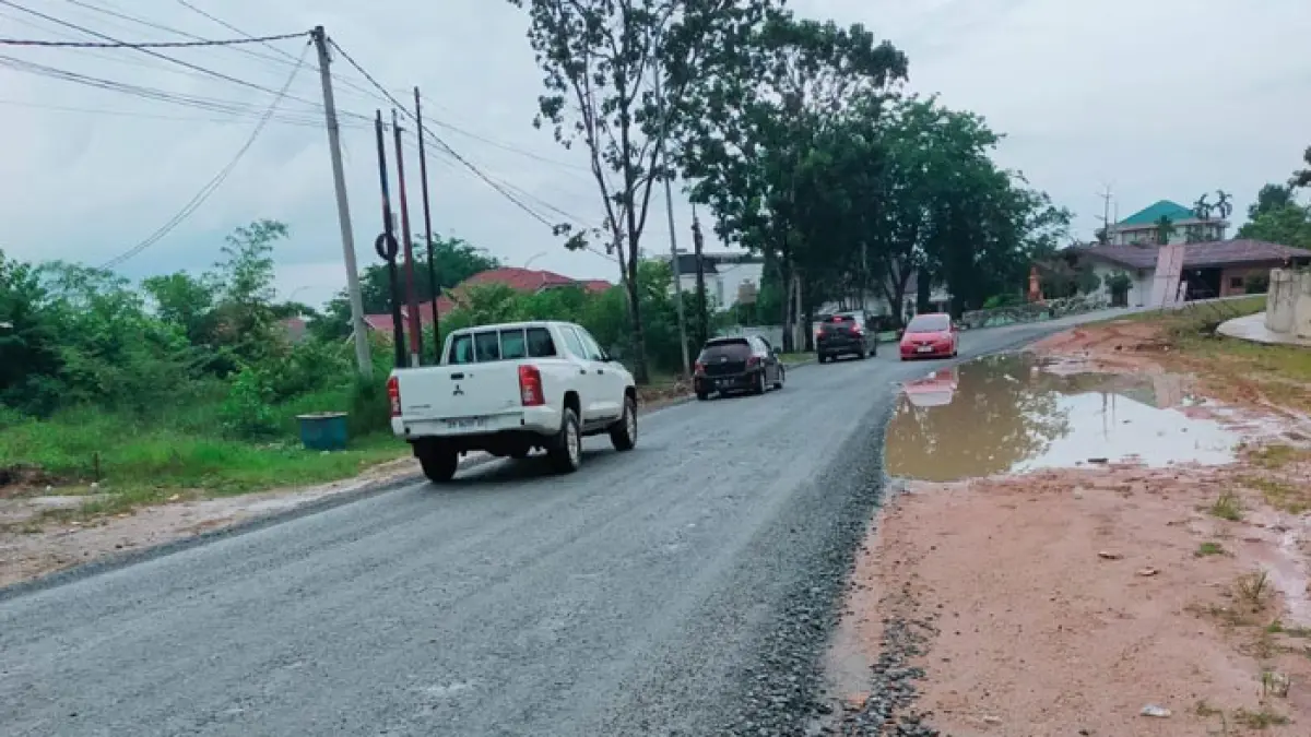 PUPR Kabupaten Kampar melakukan perawatan dan perbaikan jalan di wilayah Bangkinang dan Bangkinang Kota, Ahad (17/5/2026). (PUPR Kampar untuk Riaupos.co)