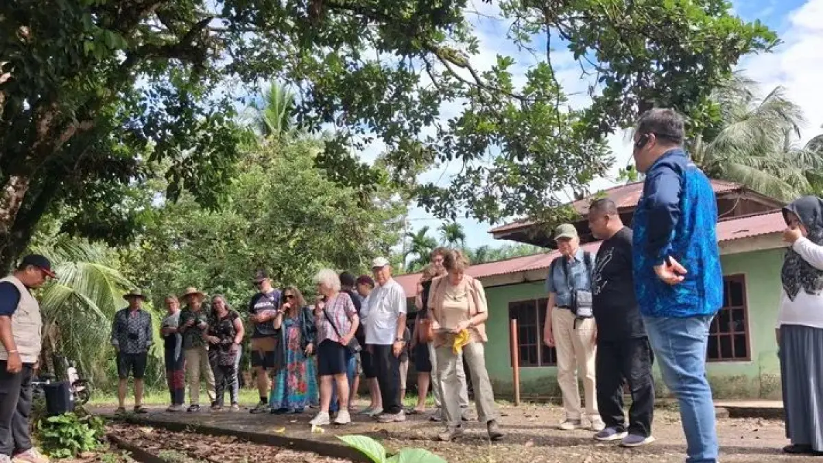 Rombongan warga Belanda melihat rel kereta api yang menjadi bagian dari kerja paksa romusha Jepang di Desa Koto Kombu, Kecamatan Hulu Kuantan, Sabtu (16/5/2026). Desriandi candra/riau pos
