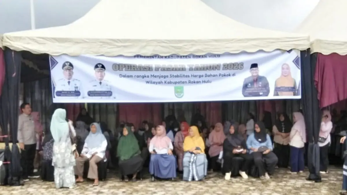 Warga Pasirpengaraian antusias mamfaatkan operasi pasar yang digelar Disperindag di Gedung Daerah Rohul menjelang Hari Raya Idulfitri 1447 H. (Diskominfo Rohul untuk Riaupos.co)