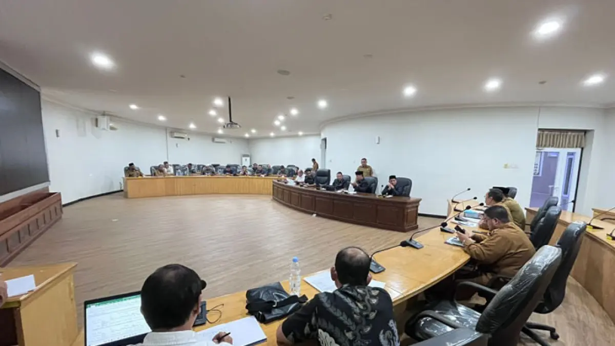 Ketua Komisi IV DPRD Kabupaten Kampar Agus Risna Saputra memimpin rapat dengar pendapat dengan masyarakat, pemerintah desa dan pemerintah kecamatan dan pihak perusahaan di ruang rapat Banggar DPRD Kabupaten Kampar, Senin (18/5/2026). (Kamaruddin/Riaupos.co)