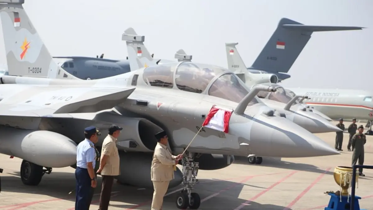 Presiden Prabowo secara simbolis melepas tirai logo Skadron Udara 12 pada badan pesawat tempur Multi Role Combat Aircraft (MRCA) Rafale, dilanjutkan dengan tradisi penyiraman air ke bagian depan pesawat sebagai simbol kesiapan operasional alutsista baru, dalam seremoni militer di Pangkalan Udara Halim Perdanakusuma, Senin (18/5/2026). (Lanud Roesmin Nurjadin Pekanbaru)