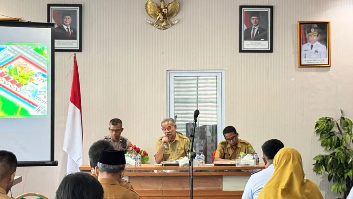Asisten Pemerintahan dan Kesra, Syaiful Bahri S.Sos (tengah) saat memimpin rapat persiapan menghadapi perayaan Iduladha, Senin (18/5/2026). (Bagian Kesra Inhu untuk Riaupos.co)