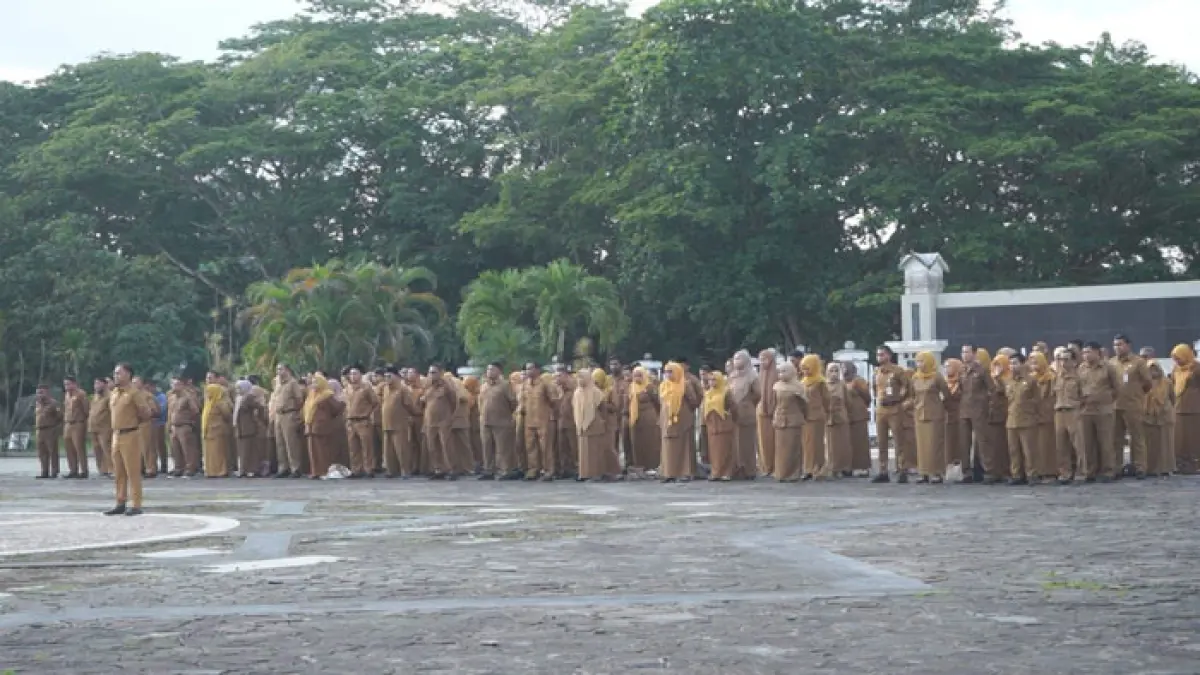 ASN dan PPPK Inhil mengikuti apel hari pertama setelah libur panjang dipimpin langsung Bupati Inhil Herman di halaman Jantor Bupati Inhil Jalan Akasia, Tembilahan, Senin (18/5/2026)(Istimewa)
