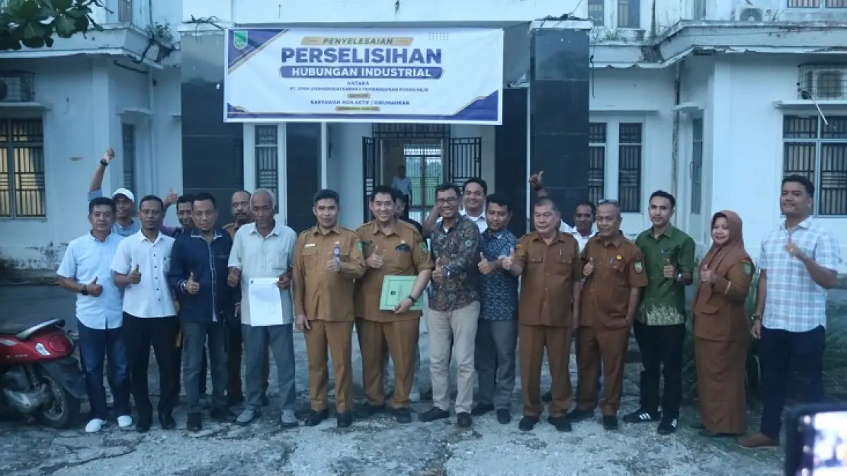 Dirut PT SPRH (Perseroda) Yusuf Mudji Sutrisno (kacamata) bersama pihak Disnaker Rohil, perwakilan (Disnaker Riau serta sejumlah karyawan non aktif usai rapat perselisihan industrial di Kantor Disnaker Rohil, Senin (18/5).(Zulfadhli/Riaupos.co).