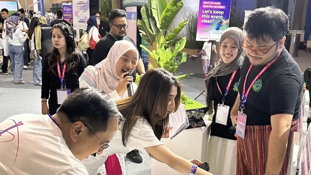 Direktur & Chief Regulatory Officer, Merza Fachys (kiri) bersama pengunjung berpartisipasi dalam berbagai aktivitas keberlanjutan pada penyelenggaraan XLSMART DAY sebagai bagian dari implementasi prinsip Environmental, Social, and Governance (ESG) perusahaan, di ICE BSD, Tangerang, beberapa waktu lalu.